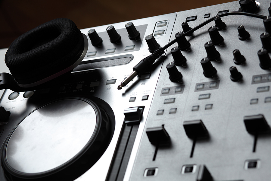 Equipo de mestura de DJ para controlar o son e reproducir música